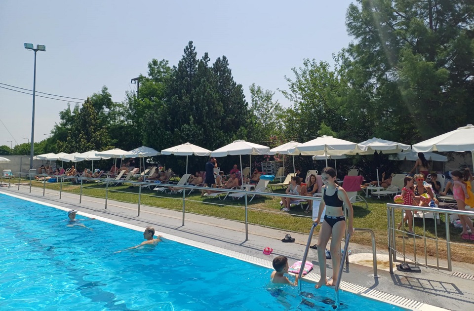 Κάποιοι την έβγαλαν στην πισίνα της Νεάπολης και δεν ήταν άσχημα